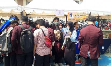 Universitas Nusa Mandiri (UNM) kampus Tangerang hadir dan ramaikan dalam Job and Education Fair 2023 di SMK Letris Indonesia 2 dan SMK Kesehatan Letris Indonesia 2, Pamulang pada Senin 20 Maret 2023. Acara dibuka dengan sambutan Kepala Sekolah dan dihadiri oleh perwakilan Dinas Tenaga Kerja Tangerang Selatan.