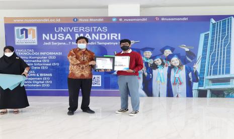 Universitas Nusa Mandiri (UNM) menyerahkan hadiah uang tunai dan beasiswa kuliah kepada para pemenang TikTok Competition dalam rangka dies natalis ke-20 Nusa Mandiri, Rabu (29/9).