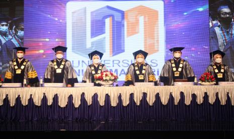 Universitas Nusa Mandiri (UNM) sukses menggelar wisuda ke-32 secara luring (offline) pada Rabu (20/7/2022).