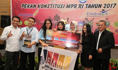 Universitas Padjajaran (Unpad) Bandung berhasil meraih juara I nasional lomba Constitutional Drafting (Condraft) MPR RI Tahun 2017 dalam rangka Pekan Konstitusi MPR RI Tahun 2017.