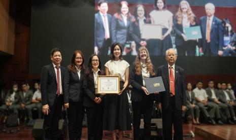 Universitas Pelita Harapan (UPH) telah meraih predikat Akreditasi Unggul dari Badan Akreditasi Nasional Perguruan Tinggi (BAN-PT). Ketua Tim Taskforce UPH Unggul Diena Mutiara Lemy mengungkapkan, ada sembilan kriteria penilaian yang telah dipenuhi UPH untuk mendapatkan akreditasi unggul tersebut.