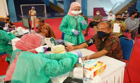 Universitas Pendidikan Indonesia (UPI) menyelanggarakan kegiatan vaksinasi Covid-19 gelombang ketiga bagi tenaga dosen dan tenaga kependidikan di Universitas Pendidikan Indonesia, Rabu (7/4)