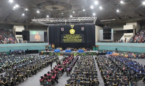 Universitas Persada YAI menyelenggarakan kegiatan wisuda gabungan tahun akademik 2017-2018, di Jakarta Convention Center, Senayan, Jakarta Pusat, Selasa (18/11). Sekitar 1.700 mahasiswa dan mahasiswi yang terdiri program doktor, pascasarjana, aarjana, dan diploma 3 mengikuti wisuda tersebut.