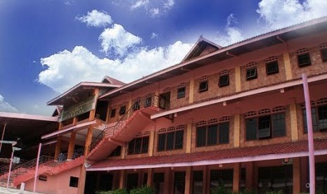 Universitas Pesantren Tinggi Darul Ulum (Unipdu), Jombang, Jawa Timur.