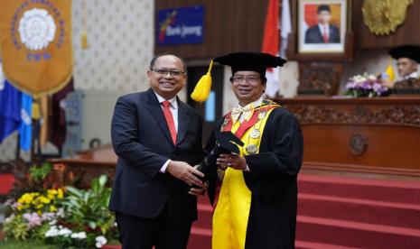 Universitas Sebelas Maret (UNS) memberikan penghargaan kepada 13 orang alumni yang dinilai berprestasi.