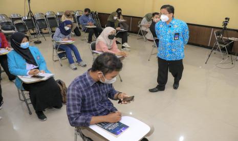 Universitas Sebelas Maret (UNS) Solo resmi memulai Perkuliahan Tatap Muka (PTM) secara terbatas pada Senin (6/9) pagi. Rektor UNS, Jamal Wiwoho  mengajar secara langsung di Fakultas Hukum (FH) UNS saat PTM hari pertama. 