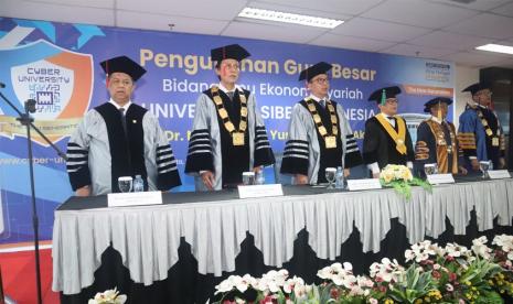 Universitas Siber Indonesia, atau yang dikenal sebagai Cyber University, dengan bangga mengumumkan pengukuhan Prof Muhammad Yusuf, sebagai Guru Besar di Bidang Ilmu Ekonomi Syariah. Sidang pengukuhan ini berlangsung sukses di Aula Cyber University, Jl. TB Simatupang No.6, RT.7/RW.5, Tanjung Barat, Kec. Jagakarsa, Kota Jakarta Selatan, pada Senin (26/2/2024)