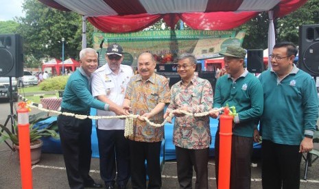 Universitas Trilogi menggelar bazar pertanian organik.