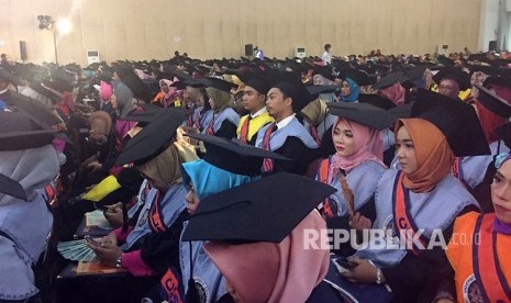 Universtias Ahmad Dahlan (UAD) Yogyakarta menggelar prosesi wisuda periode Maret 2018 di Jogja Expo Centre (JEC). Total, terdapat 914 mahasiswa yang dinyatakan lulus dalam prosesi wisuda tersebut.