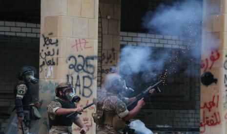 Unjuk rasa anti pemerintahan di Beirut, Lebanon, Sabtu (8/8), pecah dan berujung ricuh. Masyarakat berkumpul di kegiatan mereka sebut Aksi Sabtu Menggantung Tali sebagai bentuk protes kepada pemimpin politik. Massa menuntut pemimpin politik bertanggung jawab atas ledakan dahsyat di pelabuhan.  