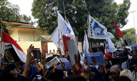 Unjuk rasa di depan Kedubes Myanmar, Jakarta dilakukan Barisan Muda (BM) pukul 13.15 WIB. BM PAN meneriakkan yel-yel 