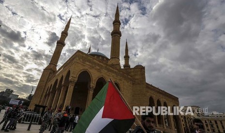 Unjuk rasa menentang putusan Amerika mengakui Yerusalem sebagai ibukota Israel di Masjid Al-Ameen, Beirut, Lebanon, Jumat (8/12)