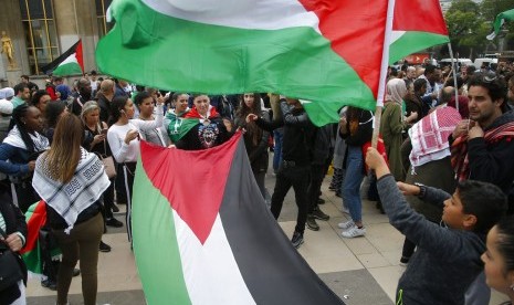 Unjuk rasa mengutuk Israel atas insiden Gaza terjadi di seluruh dunia. Di Trocadero Plaza, Paris, (16/5), demonstrasi digelar sambil membentangkan bendera Palestina.