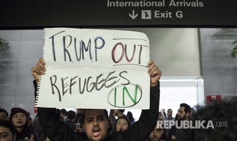 Unjuk rasa menolak kebijakan Trump yang melarang pendatang muslim ke Amerika di Bandara Internasional San Franscisco