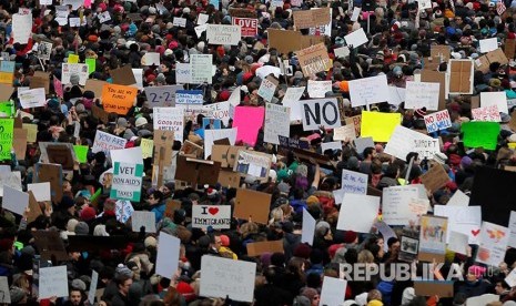 Unjuk rasa menolak kebijakan Trump yang melarang pendatang muslim ke Amerika di Boston, Massachusetts.