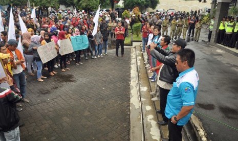 Unjuk rasa pekerja menolak usulan UMK Kabupaten Semarang 2018. 