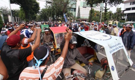 Unjuk rasa pengendara becak bermotor yang memprotes keberadaan angkutan berbasis online di Medan, Selasa (21/2).