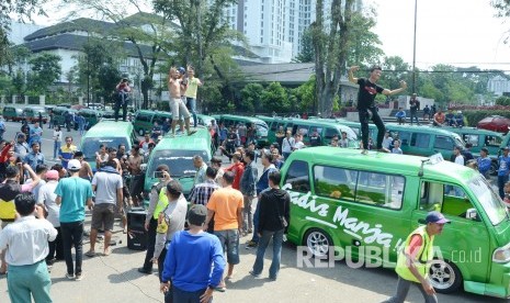 Unjuk rasa puluhan pengemudi angkot di depan Gedung Sate, Kota Bandung, Selasa (8/5).