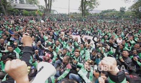 Unjuk rasa ribuan pengemudi transportasi berbasis aplikasi atau online di depan Gedung Sate, Kota Bandung, Senin (16/10).