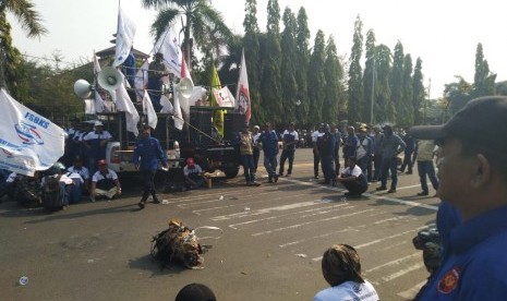 Unjuk rasa sekitar 3000 buruh PT. Krakatau Steel di depan Kantor Walikota Cilegon yanv menolak restrukturisasi pegawai, Selasa (2/7).