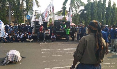 Unjuk rasa sekitar 3000 buruh PT. Krakatau Steel di depan Kantor Walikota Cilegon yanv menolak restrukturisasi pegawai, Selasa (2/7).