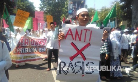 Unjuk rasa warga NTB atas penghinaan Steven Hadisudiryo Sulistyo terhadap Gubernur NTB TGH Muhammad Zainul Majdi.