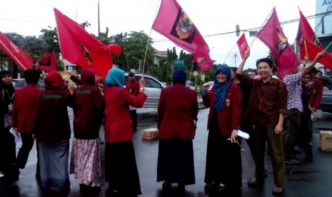 Unjuk rasa yang diikuti puluhan peserta Darul Arqom Paripurna (DAP) IMM  digelar di Jalan Ahmad Yani Kota Serang Banten, Kamis (1/1).