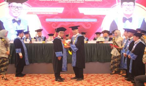 Unpas mengukuhkan dua Guru Besar yakni Prof Dr Ir Yudi Garnida,MP serta Prof Dr Anthon F Susanto, SH MHum.