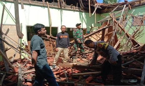 Unsur Forkopimcam Ciemas saat meninjau bangunan kelas SDN Tangkil yang berada di Kampung Tegalpanjang, Desa Sidamulya, Kecamatan Ciemas, Kabupaten Sukabumi, Jawa Barat yang ambruk akibat dilanda angin kencang pada Senin (15/1/2024). 