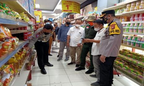 Unsur forkopimda Kota Sukabumi memantau ketersediaan minyak goreng di gudang dan pusat perbelanjaan Kota Sukabumi, Selasa (15/3/2022) sore