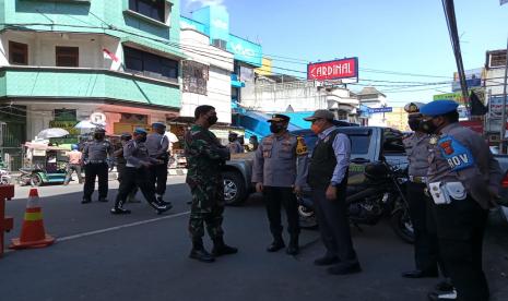 Unsur Forkopimda Kota Sukabumi mengecek kesiapan ganjil genap di Jalan Ahmad Yani Kota Sukabumi, Kamis (12/8).