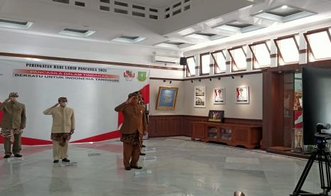 Unsur Forkopimda Kota Sukabumi mengikuti upacara peringatan hari lahir Pancasila secara virtual di Balai Kota Sukabumi, Selasa (1/6)