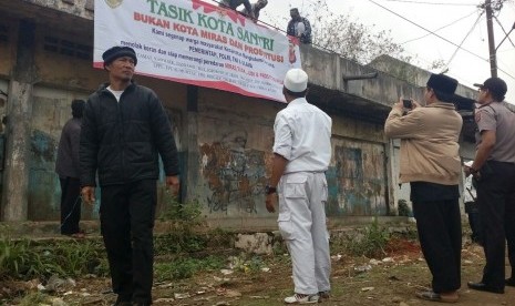 Unsur gabungan yang terdiri dari ormas Islam, Pemerintah Kota Tasikmalaya, Polresta Tasik, dan Kodim 0612 Tasikmalaya mendekralasikan anti-maksiat di bekas terminal Cilembang, Kecamatan Mangkubumi, Kota Tasikmalaya, Selasa (8/8)