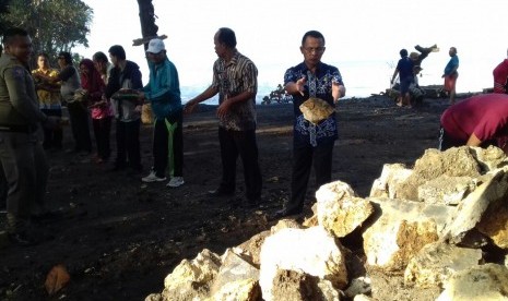 Unsur pemerintah daerah, TNI dan Polri serta masyarakat mengadakan aksi bersih-bersih di pantai Pangandaran, Kabupaten Pangandaran, Kamis (26/7). Sehari sebelumnya, banjir rob melanda kawasan itu. 