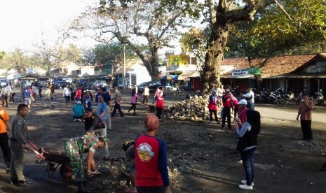 Unsur pemerintah daerah, TNI dan Polri serta masyarakat mengadakan aksi bersih-bersih di pantai Pangandaran, Kabupaten Pangandaran, Kamis (26/7). Sehari sebelumnya, banjir rob melanda kawasan itu. 