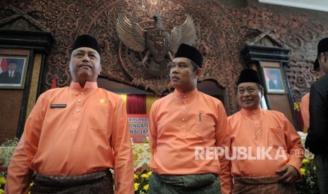 Unsur Pimpinan DPRD Provinsi Jambi Ketua Cornelis Buston (kiri), Sufardi Nurzain (tengah), dan Chumaidi Zaidi (kanan) usai memimpin Rapat Paripurna DPRD Provinsi Jambi dalam rangka Memperingati Hari Jadi ke-62 Provinsi Jambi di DPRD Provinsi Jambi, Senin (7/1/2019).