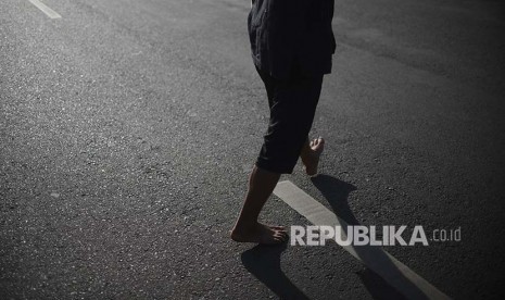 Untuk melakukan seba warga Baduy bertelanjang kaki berjalan sejauh puluhan hingga ratusan kilometer