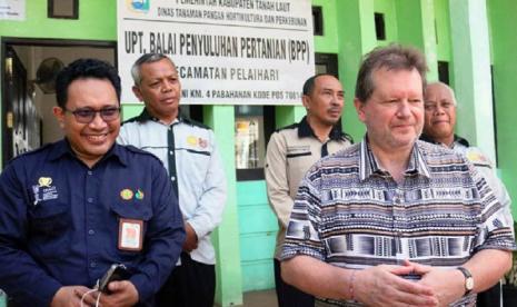 Untuk memastikan Program YESS berjalan baik di Kalsel, Tim dari IFAD bersama National Programme Management Unit (NPMU) melakukan Kajian Tengah Waktu (Mid Term Review/MTR) dengan mengunjungi dua kabupaten yang melaksanakan Program YESS di Kalsel pada Jumat pekan lalu (14/10).