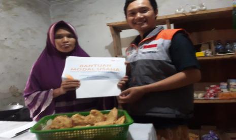 Untuk membangkitkan kembali produktivitas warga, Rumah Zakat melalui Fasilitator di Desa Berdaya Panyingkiran menyalurkan bantuan modal usaha dan sarana usaha