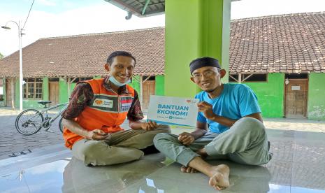 Untuk membantu meringankan kesulitan yang dialami Mas Dodit, Rumah Zakat menyalurkan bantuan kepada mas Dodit.