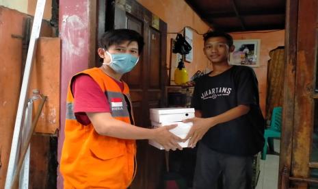 Untuk membantu warga terdampak Covid-19, maka Rumah Zakat menyalurkan bantuan pangan.  Sebanyak 4 orang relawan berkolaborasi dengan 7 orang ojek online menyalurkan bantuan berupa 210 Nasi Boks di Kelurahan Tanah Tingi Kecamatan Johar Baru, RT 09, 10 , 12 RW 08, Senin (20/04).