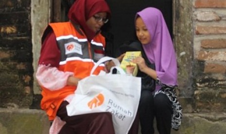 Untuk memberikan kebahagiaan pada Revalina, Rumah Zakat memberinya Kado Lebaran Yatim.