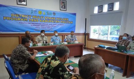 Untuk mempercepat akselerasi program petani milenial, PPIU (Provincial Project Implementation Unit) Jatim membentuk District Multi Stakeholder Forum (DMSF) di Kantor Bappeda Pacitan, kamis (11/11). Kegiatan yang dibuka langsung oleh Sekda Pacitan Heru Wiwoho Supadi Putra, ini dihadiri oleh Wakil Direktur III Polbangtan Malang, Project Manajer Program YESS Jatim, Kepala Bappeda, Kepala Dinas Pertanian Pacitan, OPD terkait, LSM serta pihak perbankan.