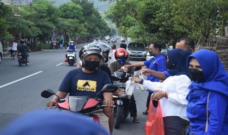 Untuk mempererat silaturahmi dan tali persaudaraan, Edhie Baskoro Yudhoyono baru saja menggelar acara buka bersama bersama dan penyerahan bantuan sembako bersama anggota DPC Partai Demokrat Dapil VII pada hari ini (3/5). Demi menjamin keberlangsungan acara yang aman dan mencegah penumpukan massa, selain menerapkan sejumlah prokes yang ketat, penyelenggaraan acara juga dilakukan di lima lokasi berbeda.