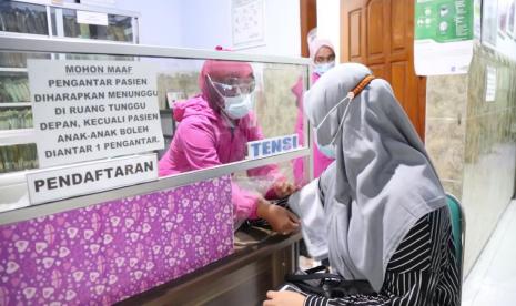 Sebanyak empat kabupaten/kota di Jawa Tengah dan Daerah Istimewa Yogyakarta berhasil mencapai Universal Health Coverage (UHC) atau cakupan kesehatan menyeluruh bagi seluruh penduduk Indonesia, kata Deputi Direksi BPJS Kesehatan Wilayah Jateng dan DIY Dwi Martiningsih.