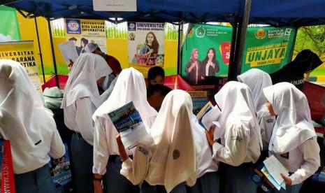 Untuk mempermudah tamatan SMK, khususnya alumni SMKN 1 Panjatan dalam mendapatkan akses informasi career dan studi lanjut lanjut ke jenjang perguruan tinggi, SMK N 1 Panjatan mengadakan kegiatan Career day 2023. Universitas BSI (Bina Sarana Informatika) sebagai Kampus Digital Kreatif, juga turut hadir meramaikan acara ini yang berlangsung di SMKN 1 Panjatan, pada Rabu, (3/5/2023).