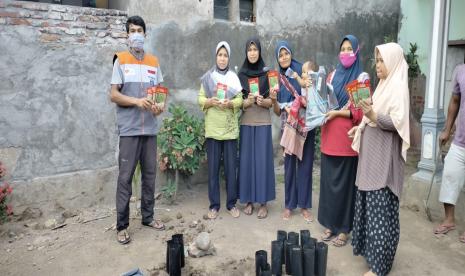 Untuk mendapatkan hasil yang maksimal, Relawan Rumah Zakat Desa Berdaya Nyiur Tebel bersama anggota tim penggerak Pemberdayaan dan kesejahteraan keluarga (PKK) melakukan pelatihan pembuatan media tanam pada Kamis (12/11).