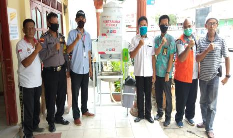 Untuk mengantisipasi dan menanggulangi wabah Covid-19, Pertamina Integrated Terminal Panjang bersama Rumah Zakat menyalurkan bantuan APD untuk tim medis Puskesmas Panjang, Rabu (22/4). Dengan adanya bantuan tersebut, diharapkan upaya pencegahan lebih maksimal dalam mengantisipasi penanggulangan wabah Covid-19.