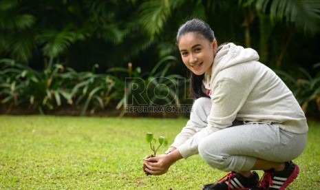 Untuk mengecilkan lemak di perut olahraga adalah jawabannya, lakukan secara rutin dan caranya juga tidak selalu harus ke gym. Sembari merawat tanaman di kebun, olahraga bisa dilakukan.