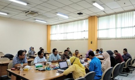 Untuk meningkatkan kompetensi profesi amil zakat, Forum Zakat (FOZ) bersama Lembaga Sertifikasi Profesi Keuangan Syariah(LSP-KS) menginisiasi proses sertifikasi amil zakat yang terdaftar dan diakui oleh Badan Nasional Sertifikasi Profesi (BNSP). Hal ini merupakan tindak lanjut dari Standar Kompetensi Kerja Khusus (SKKK) Amil Zakat yang sudah diakui oleh BNSP.